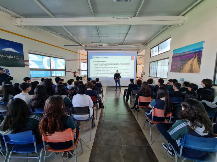 Estudiantes del nivel I Medio participan en charla sobre Responsabilidad Penal Adolescente