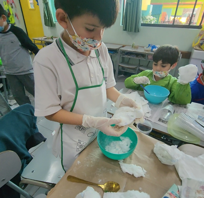 Niños y Niñas de 1° Básico exploran la Ciencia a través de divertidos experimentos