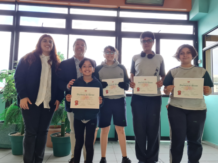 Estudiantes ganadores del Concurso de Haiku, visitan al Director.