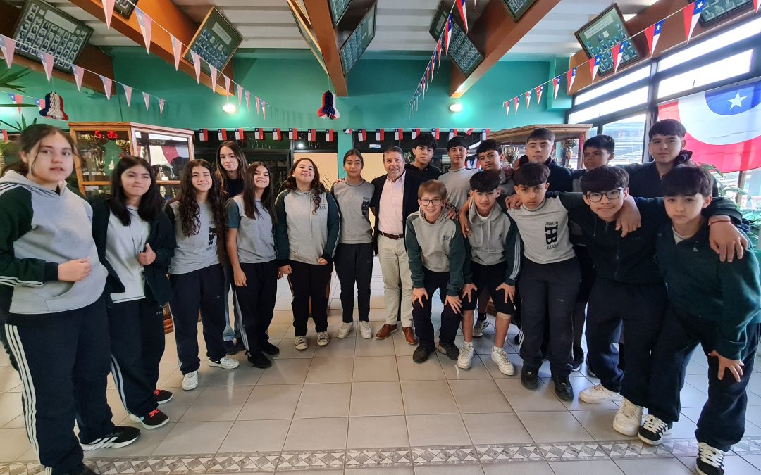 Estudiantes seleccionados para competir en los Juegos Deportivos Escolares visitan al Director