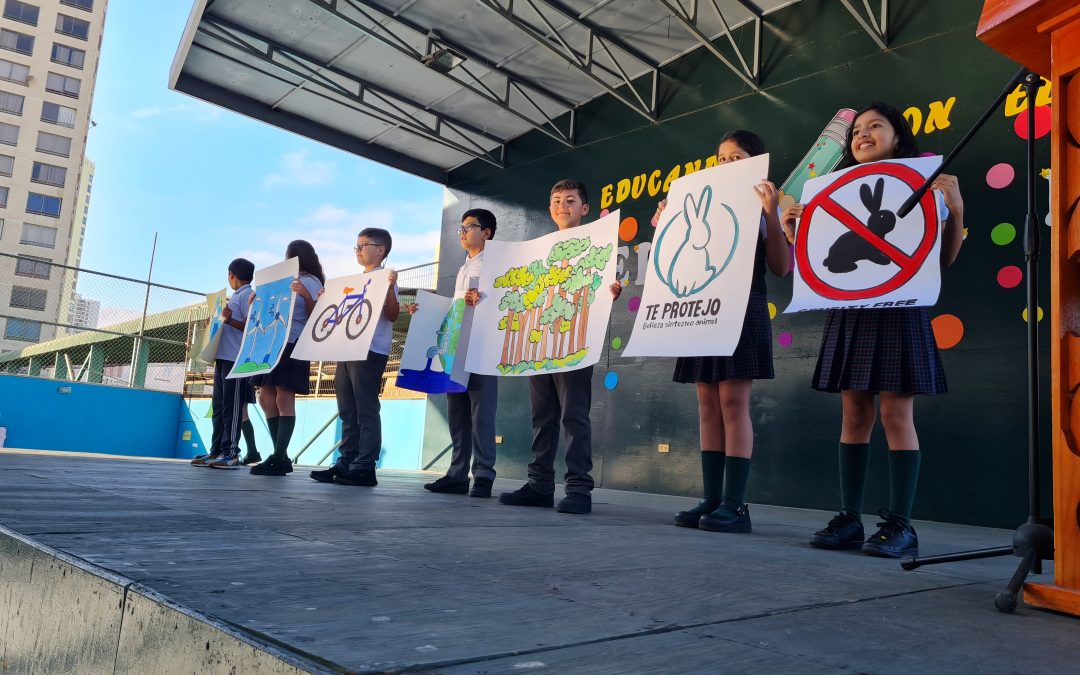 Presentación del nivel 5° Básico en el Acto Cívico del mes de octubre: Celebrando el Día del Profesor y el Día Internacional Contra el Cambio Climático